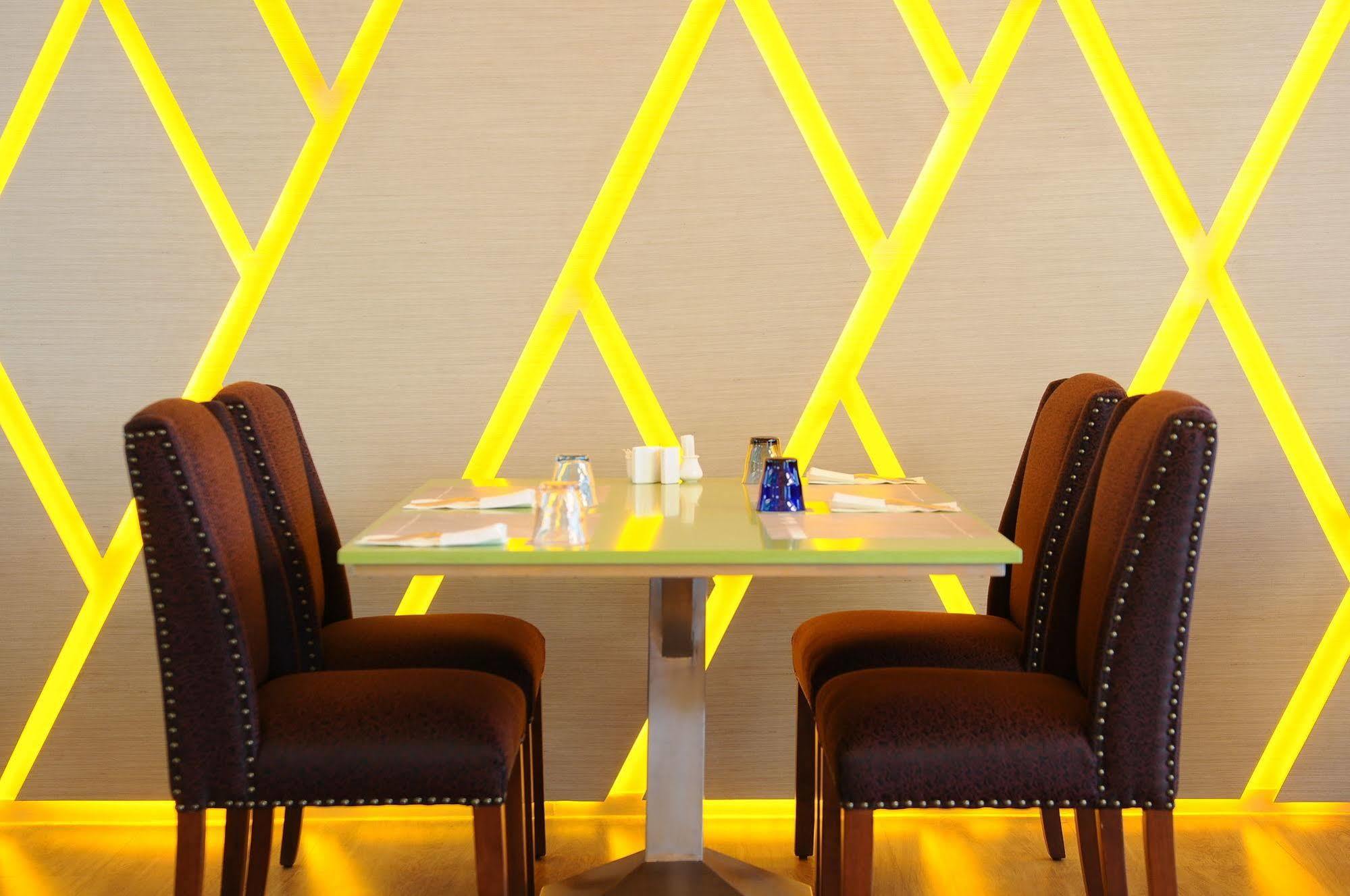 One One Bangkok Hotell Eksteriør bilde